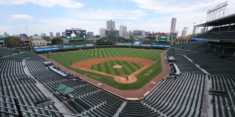 Mayor Lightfoot announces the return of fans in Chicago ballparks