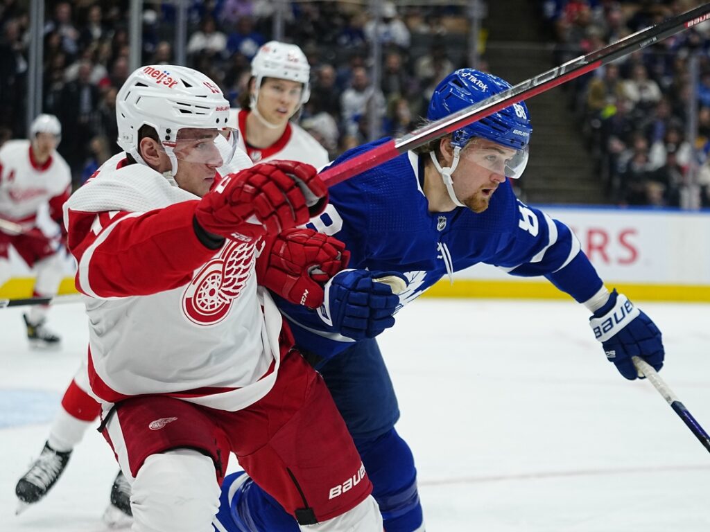 Auston Matthews (2 goals) nets record 60th goal as Leafs cruise - Field ...