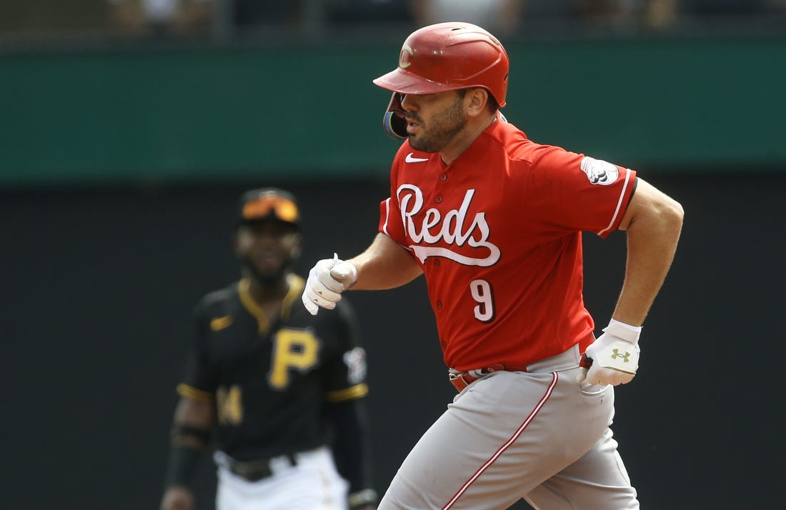 Reds place Mike Moustakas on 10-day injured list