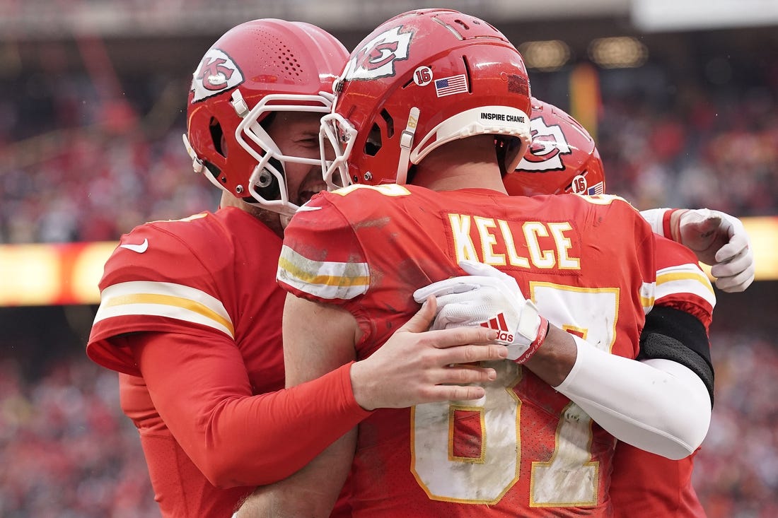 Chiefs' Mahomes hurts ankle, returns for 2nd half vs. Jags