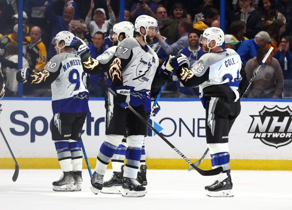 Facing Kings, Lightning eye clubrecord home win streak Field Level