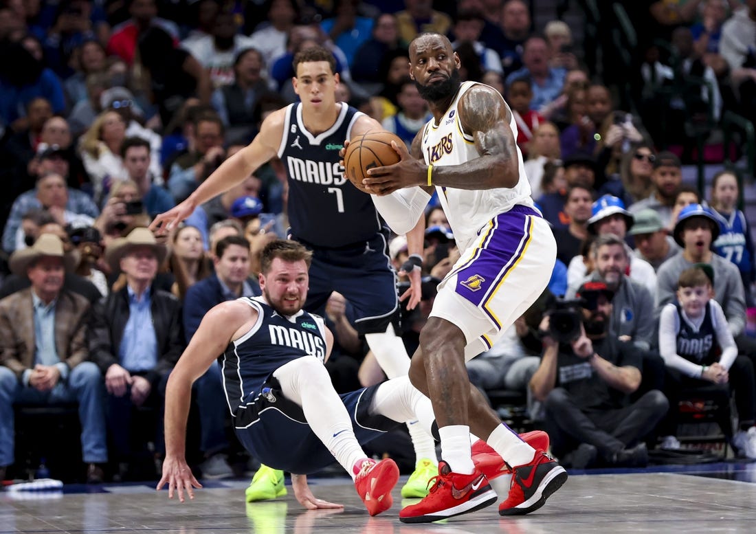 Lakers Rally From 27 Down To Dispatch Mavericks - Field Level Media ...