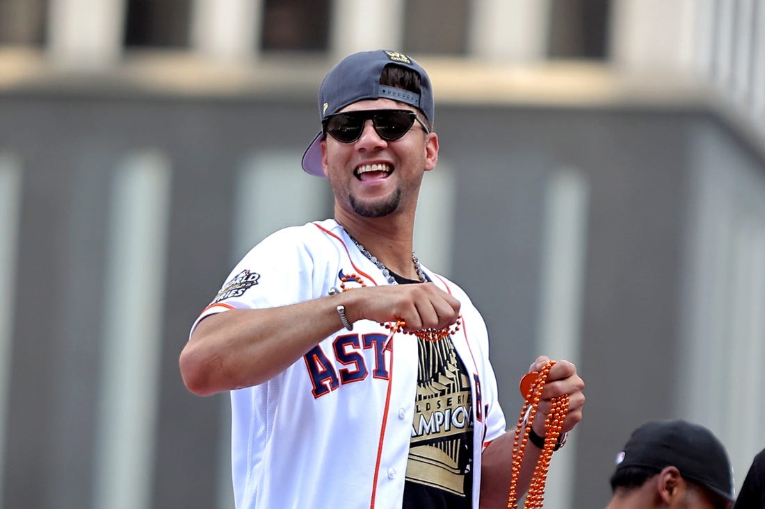 Yuli Gurriel, Jose Iglesias sign deals with Marlins