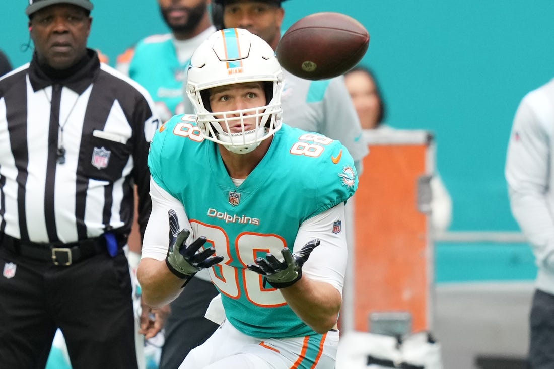 Tight end Mike Gesicki signing with Patriots