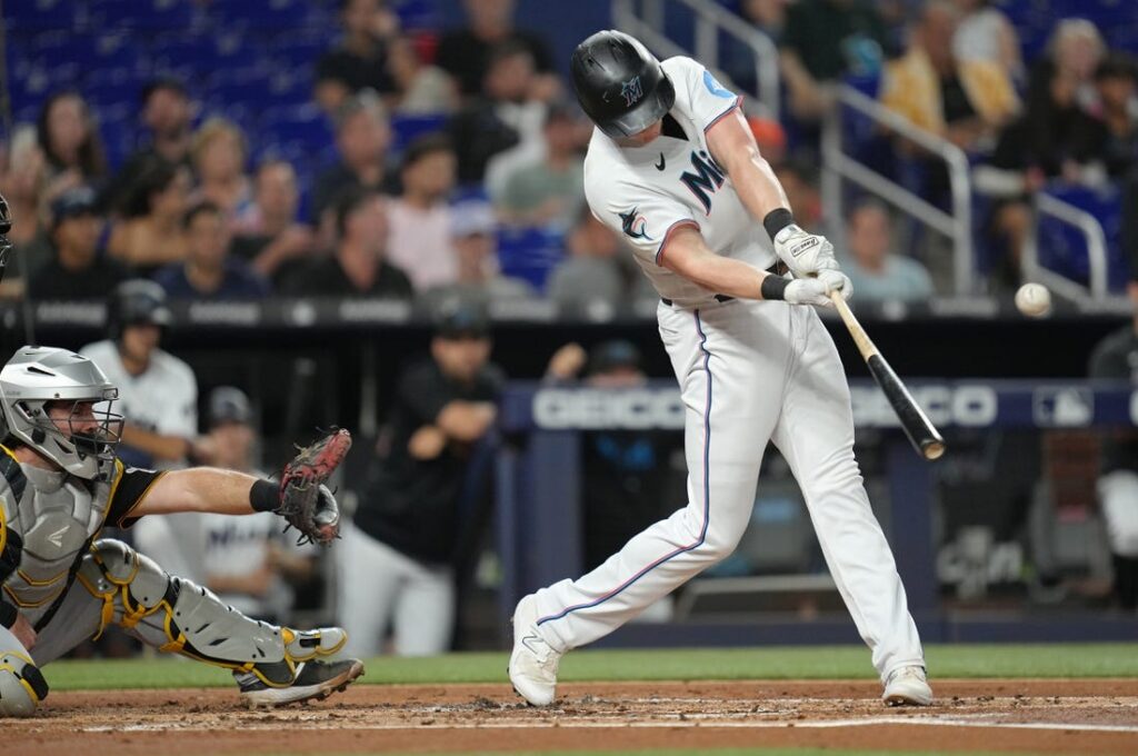 Ke'Bryan Hayes 2-run homer in the 8th inning sends Pittsburgh