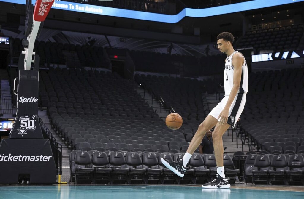 Spurs Go Full-Court Without Dribbling