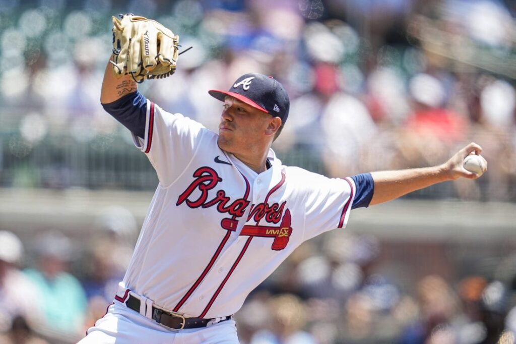 Braves score 5 runs in 10th to extend win streak