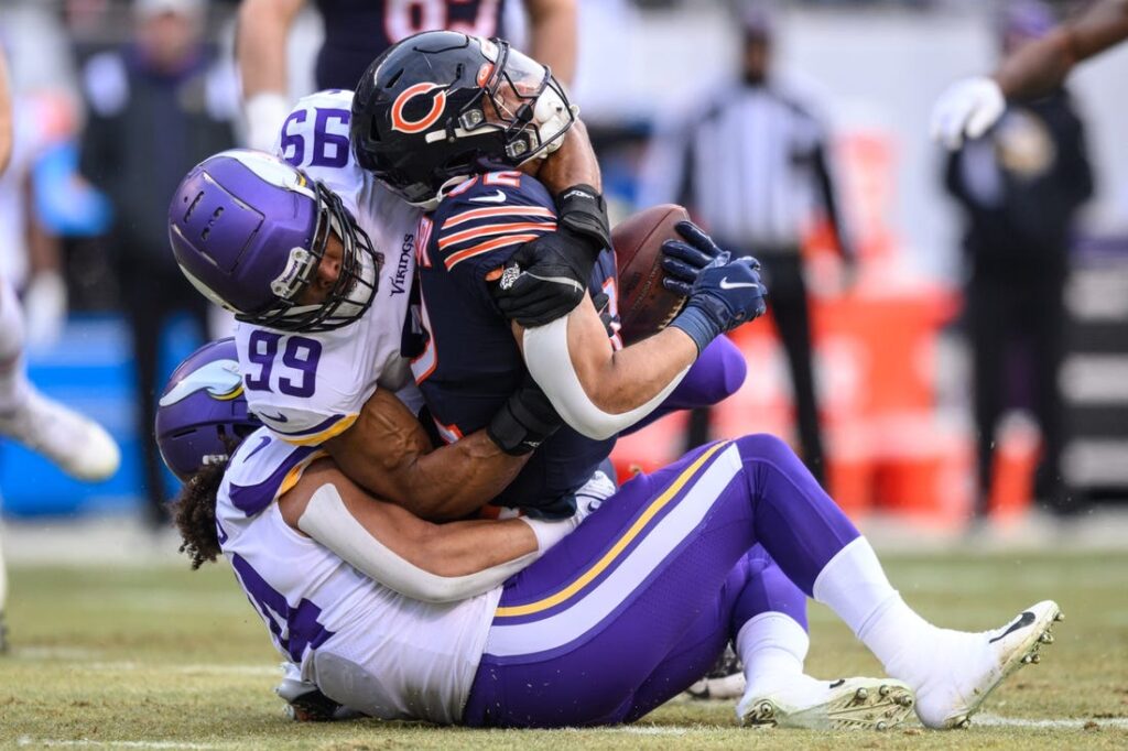 Danielle Hunter returns to Vikings practice field