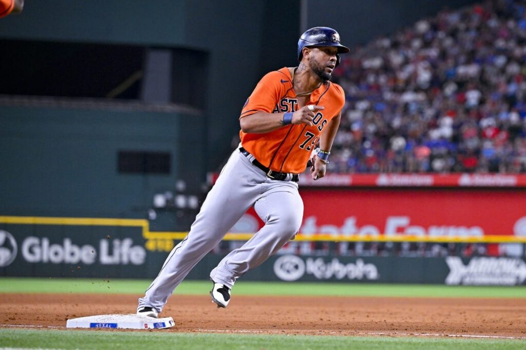 Astros beat Marlins 3-2