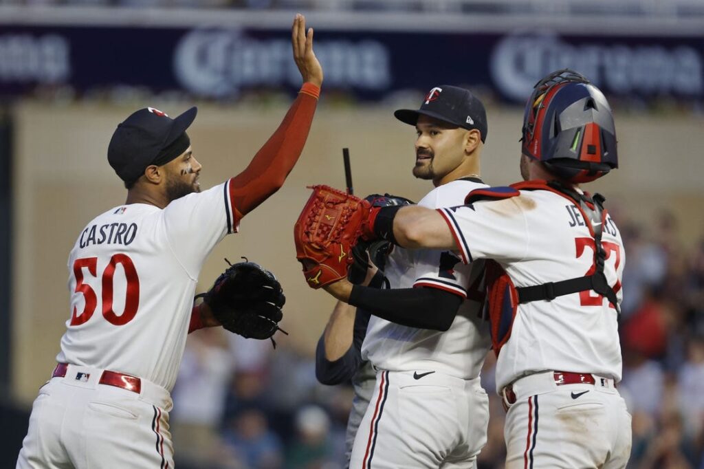 Astros top Royals on bases-loaded walk in 12th 