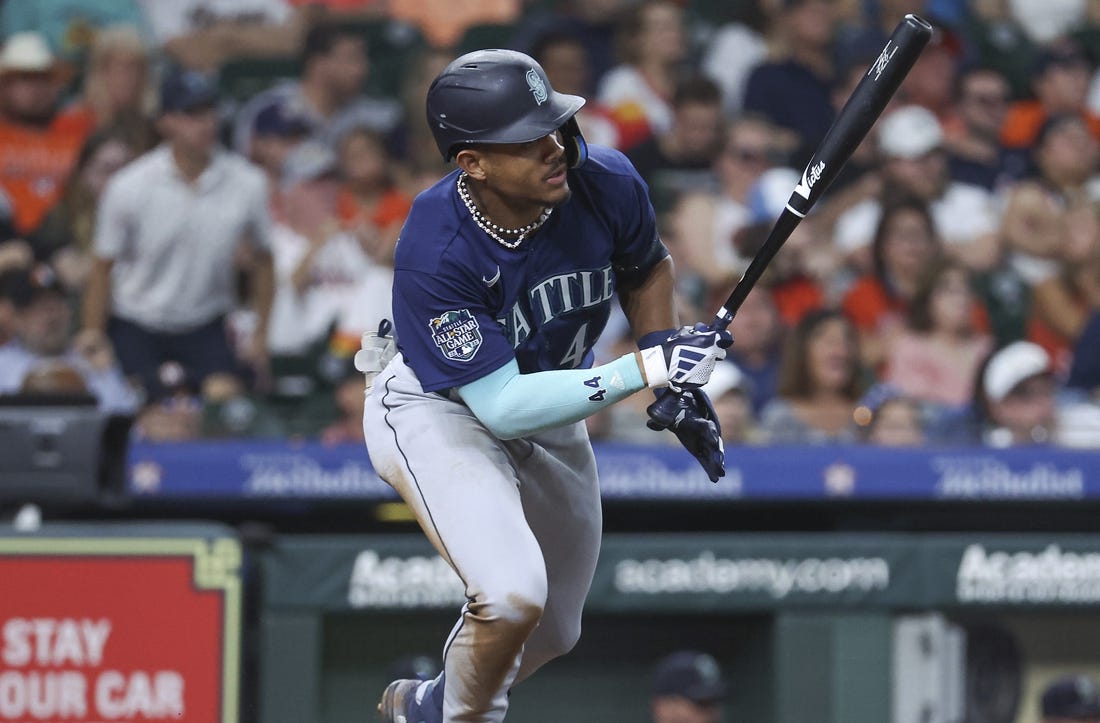 Castillo strong, Seattle Mariners score 9 in 4th to beat Astros 10-1 -  Seattle Sports