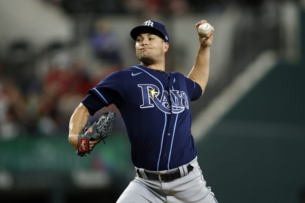 Astros score five in the eighth to get past Cardinals