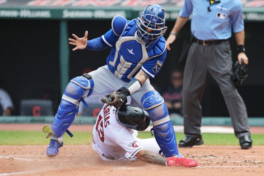 Dodgers score 4 in 9th, stun Blue Jays in 10