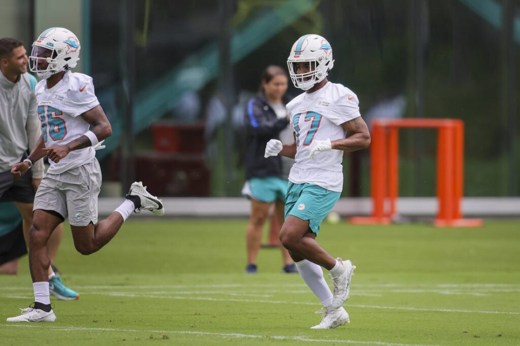 Jaylen Waddle exits Dolphins-Falcons joint practice with injury