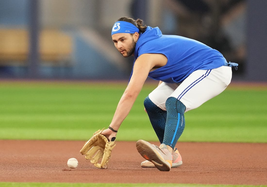 Blue Jays shortstop Bo Bichette 'day-to-day' with knee injury