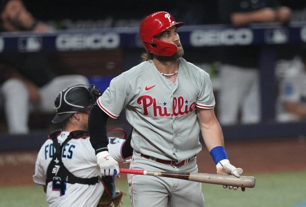 Phillies score five in ninth to rally by Nationals