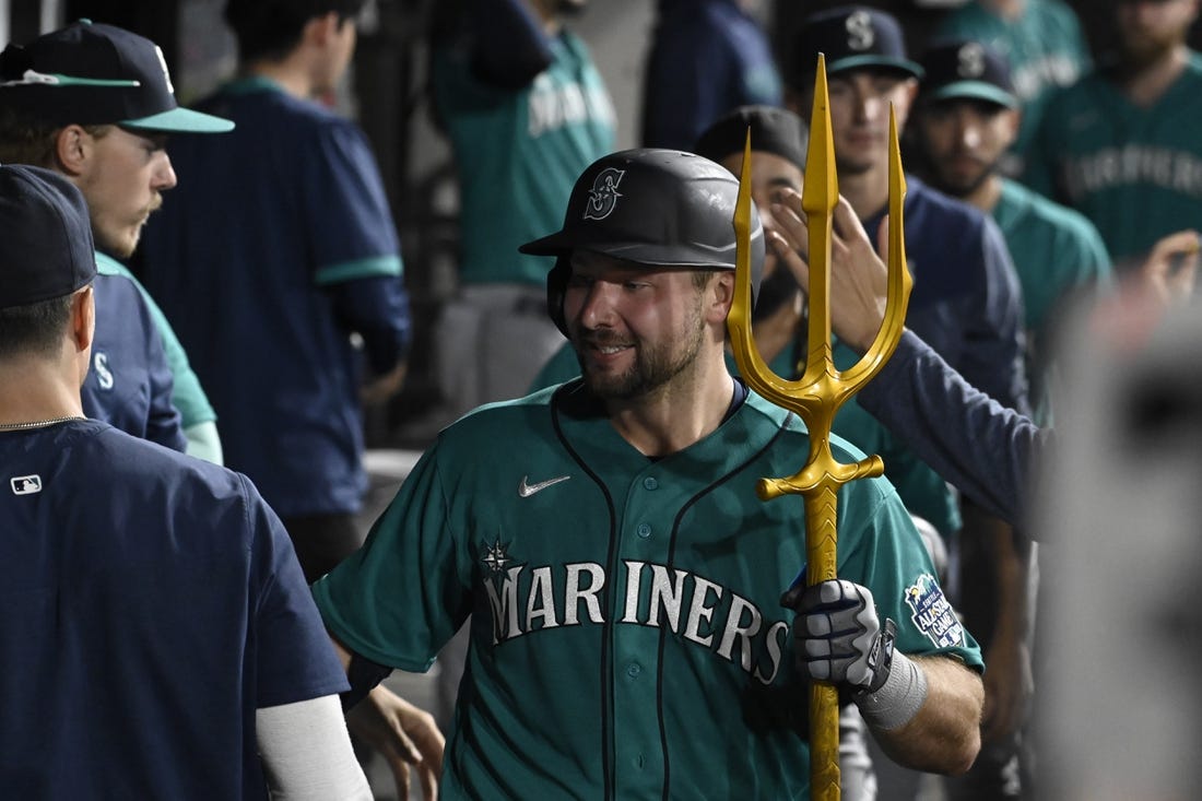 MLB roundup: Cal Raleigh, Mariners manhandle White Sox