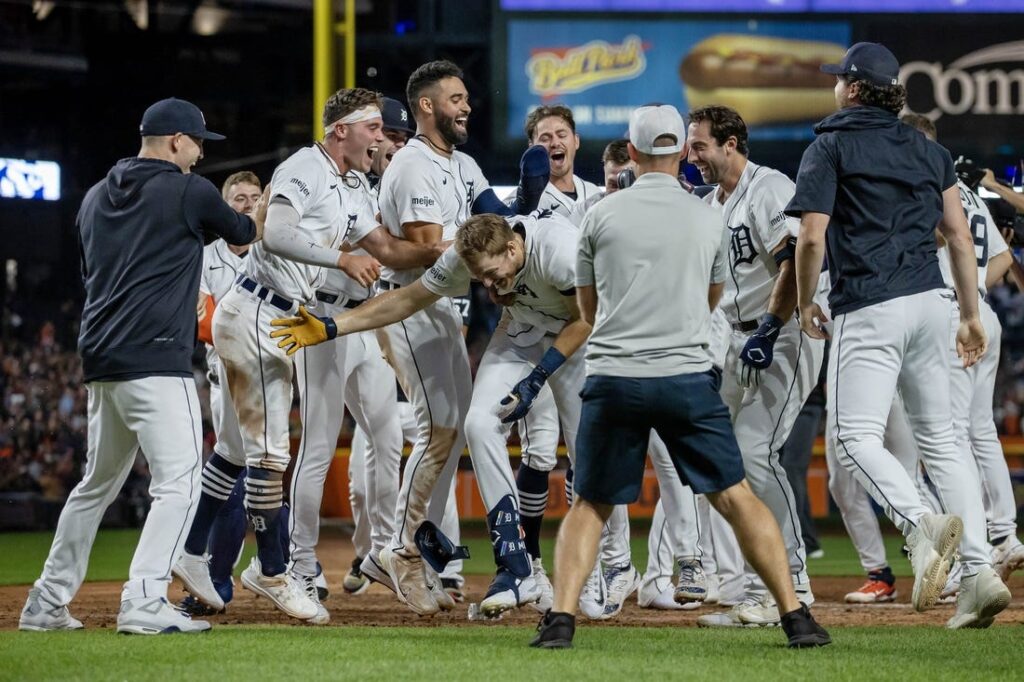 Pena's hits three-run walk-off HR in 10th for Astros