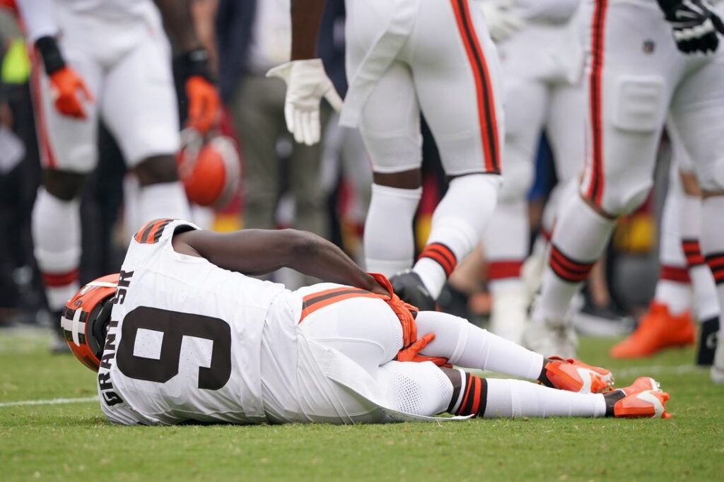 Jakeem Grant Sr. carted off after knee injury on opening kickoff