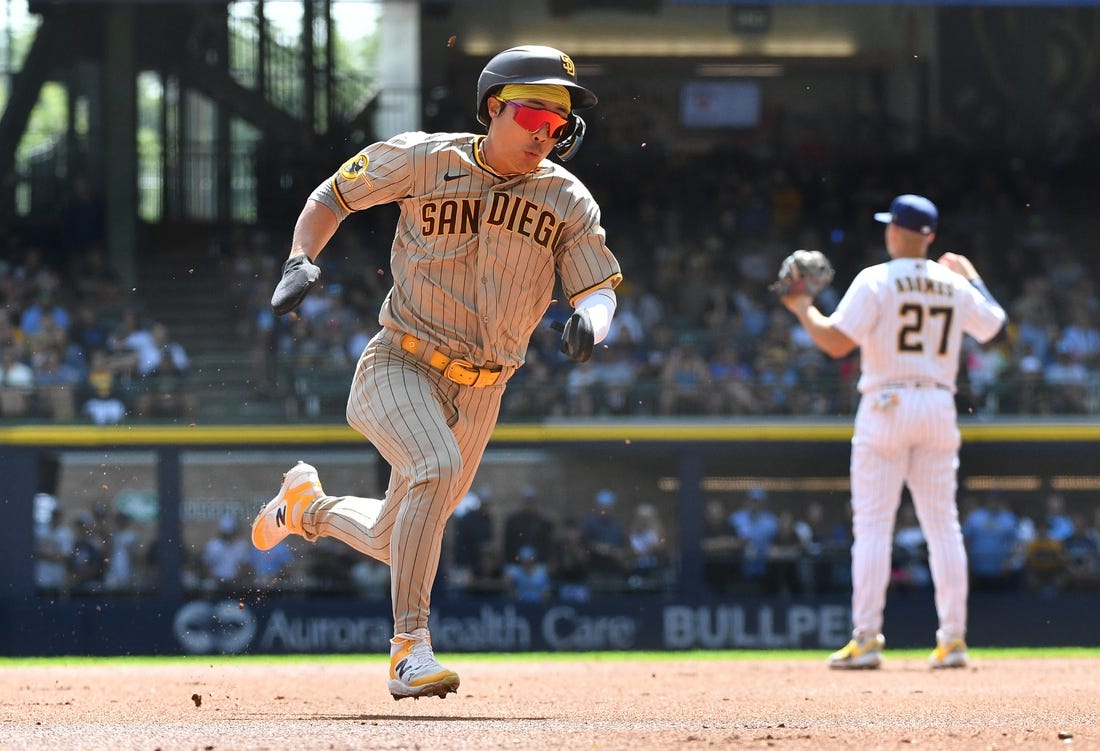 Brewers rally past Padres for eighth straight win