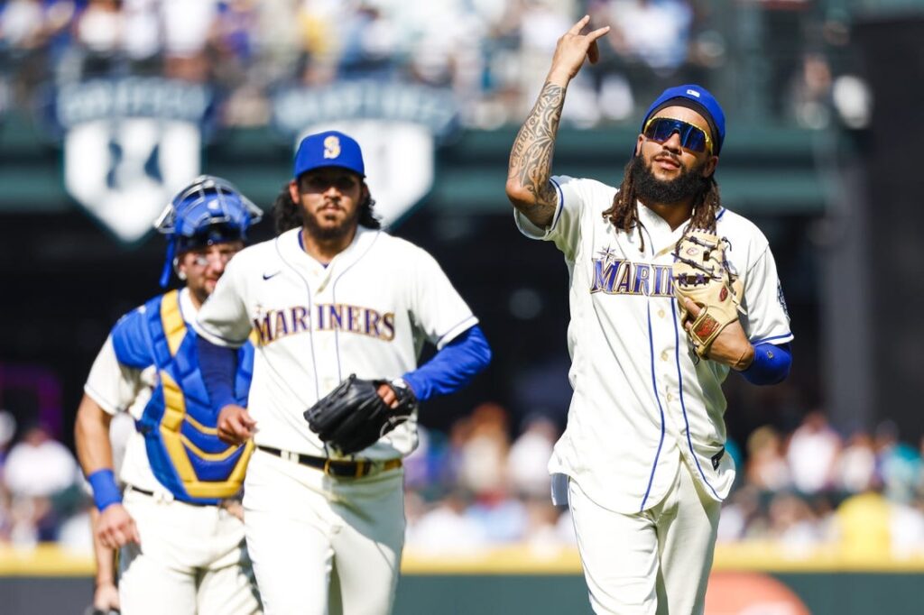 Mariners hold on to capture opener vs. Twins