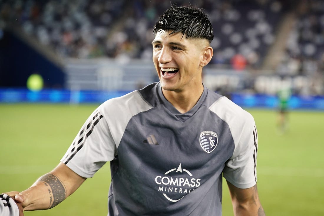 Sporting KC re-signs world-class striker Alan Pulido through 2026