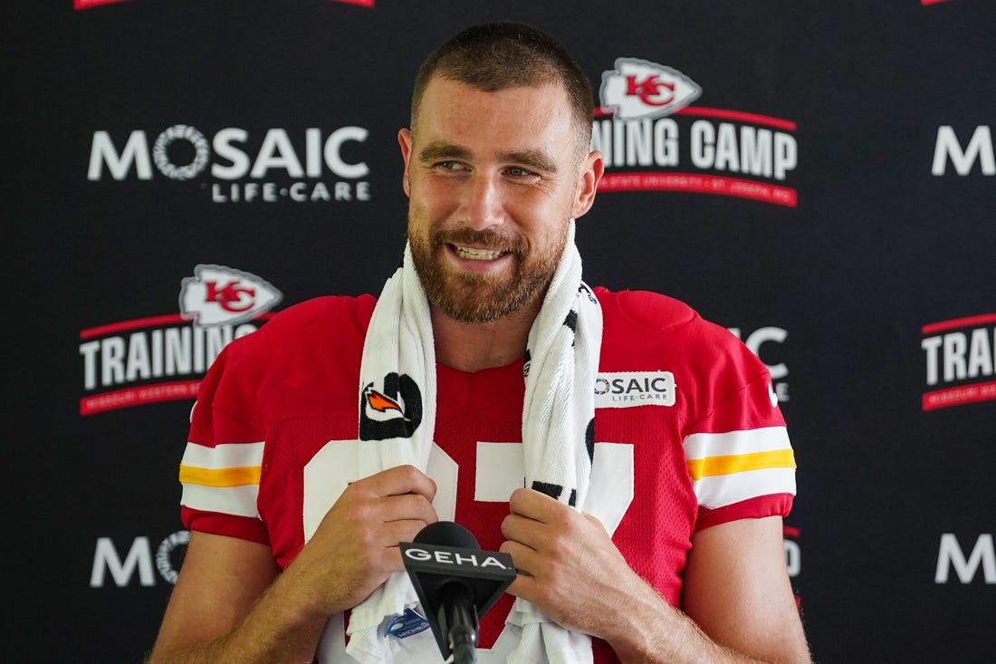 Chiefs' Kelce hyperextends knee in practice