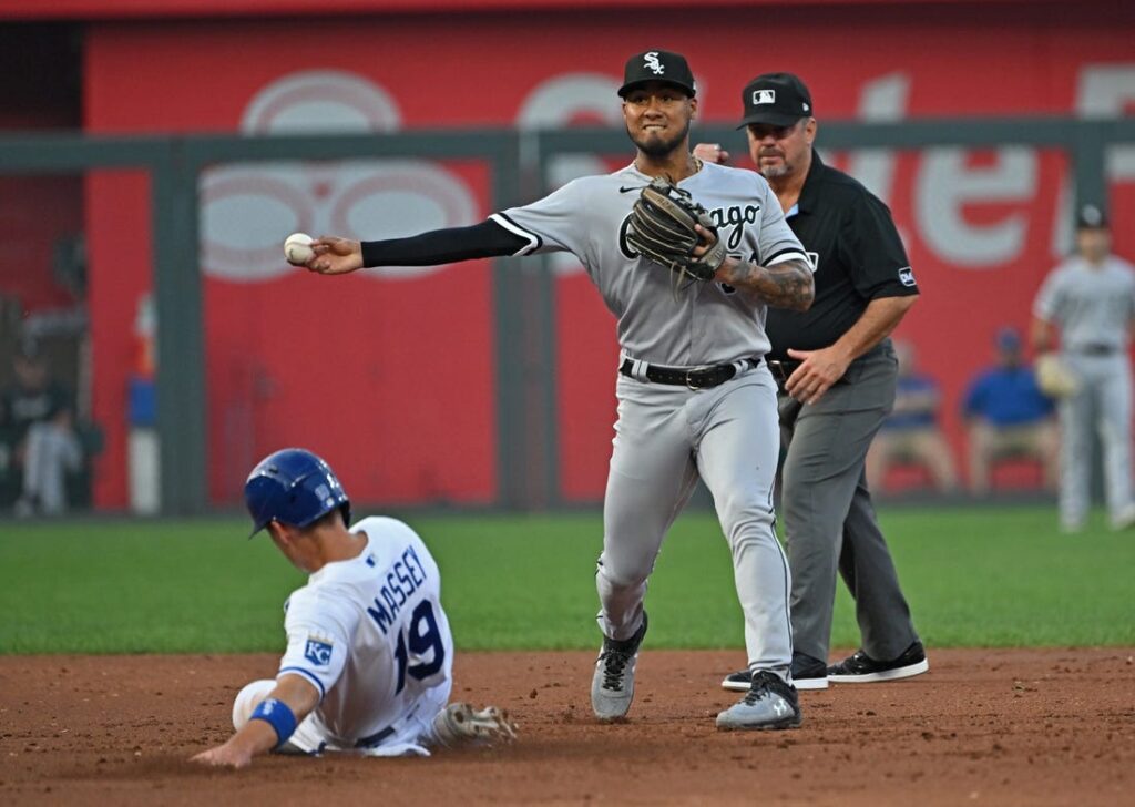 White Sox use team effort to top Tigers in AL Central clash