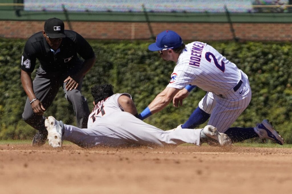 Carroll drives in winning run in the 10th in the Diamondbacks' 3-2