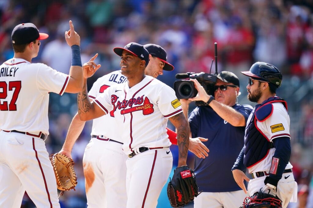 Braves clinch sixth straight NL East title with win over Phillies