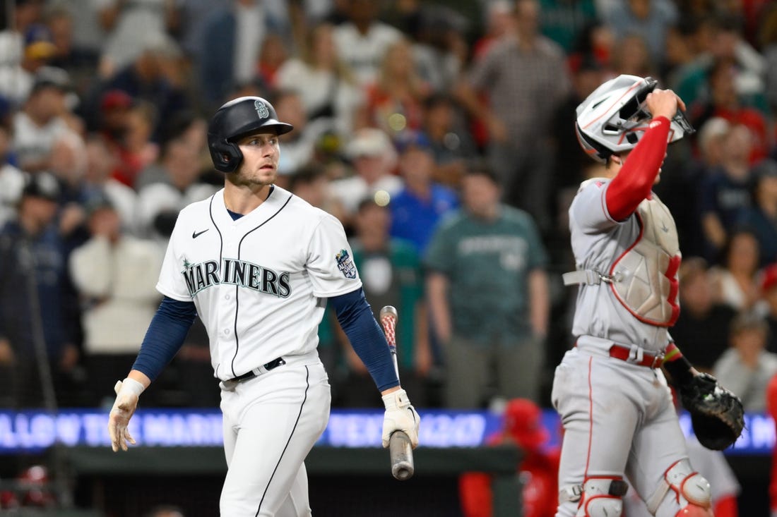 Seattle Mariners Jarred Kelenic breaks foot kicking water cooler