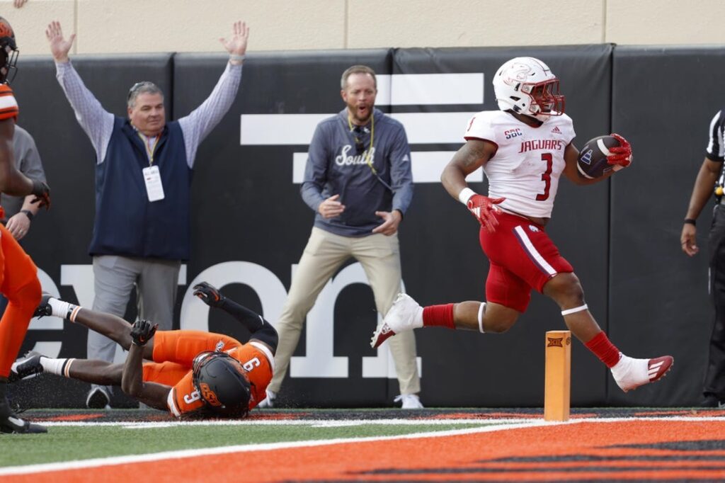 Bo Nix throws 3 TD passes, Oregon routs Hawaii 55-10