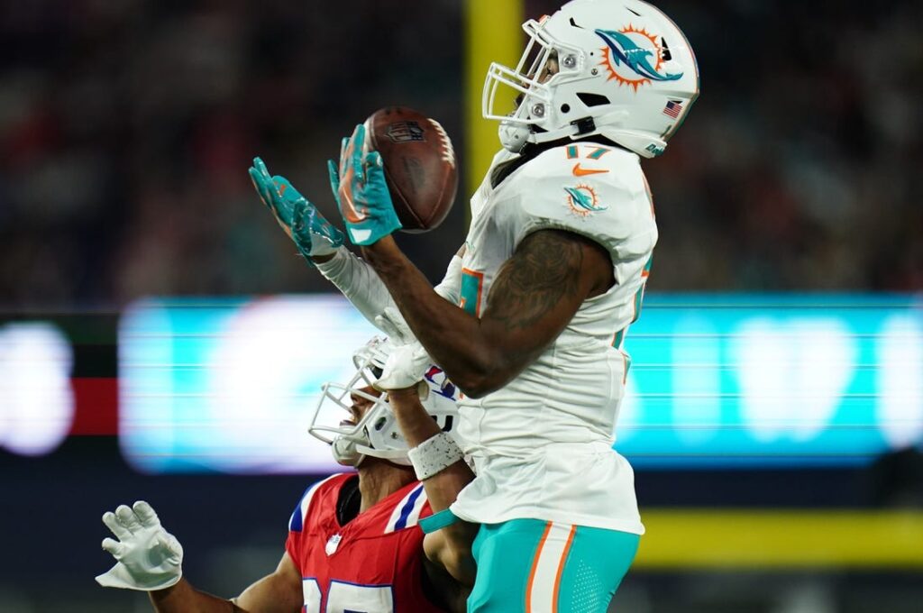 NFL: Miami Dolphins at Buffalo Bills, Fieldlevel