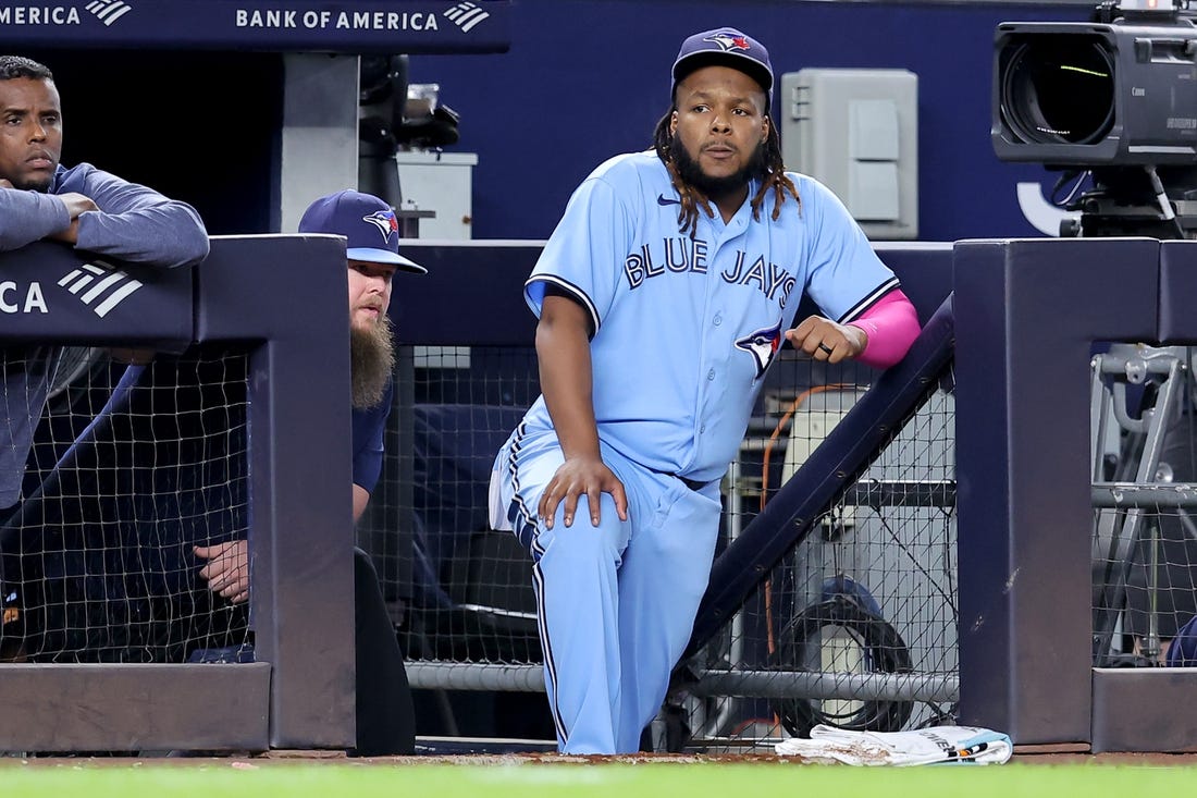 Vladimir Guerrero Jr. scratched from Blue Jays' lineup with sore right knee