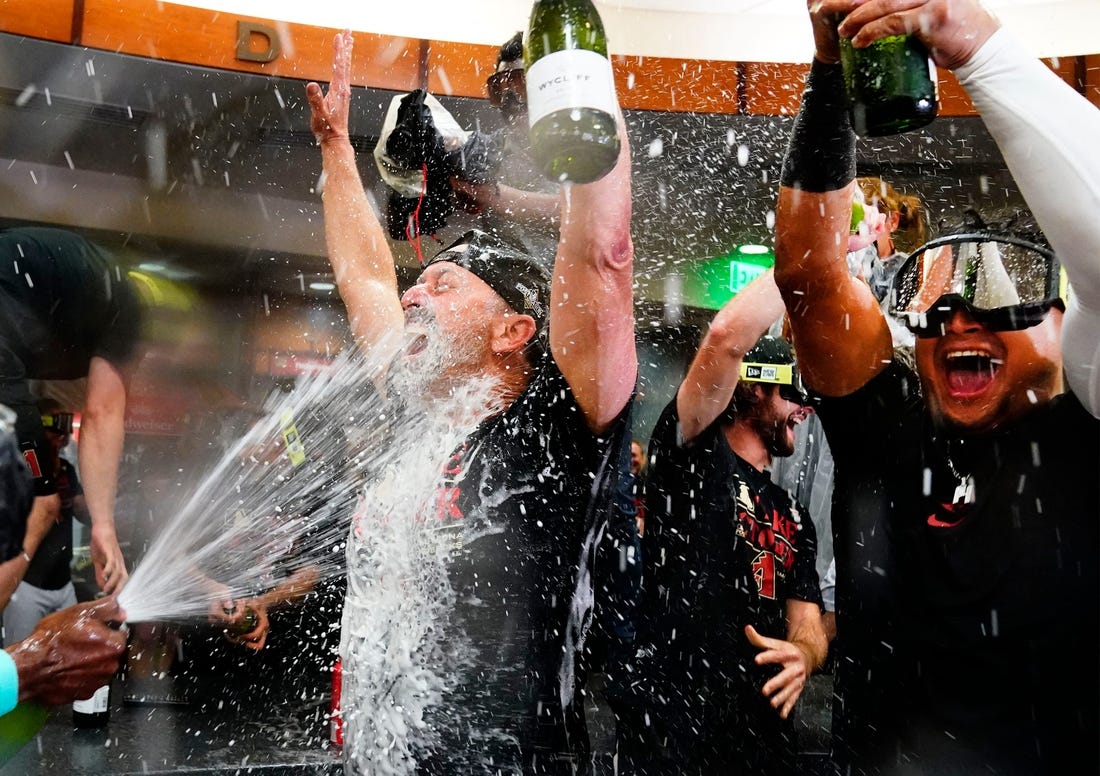 Verlander leads Astros over D-backs 1-0, and both teams clinch