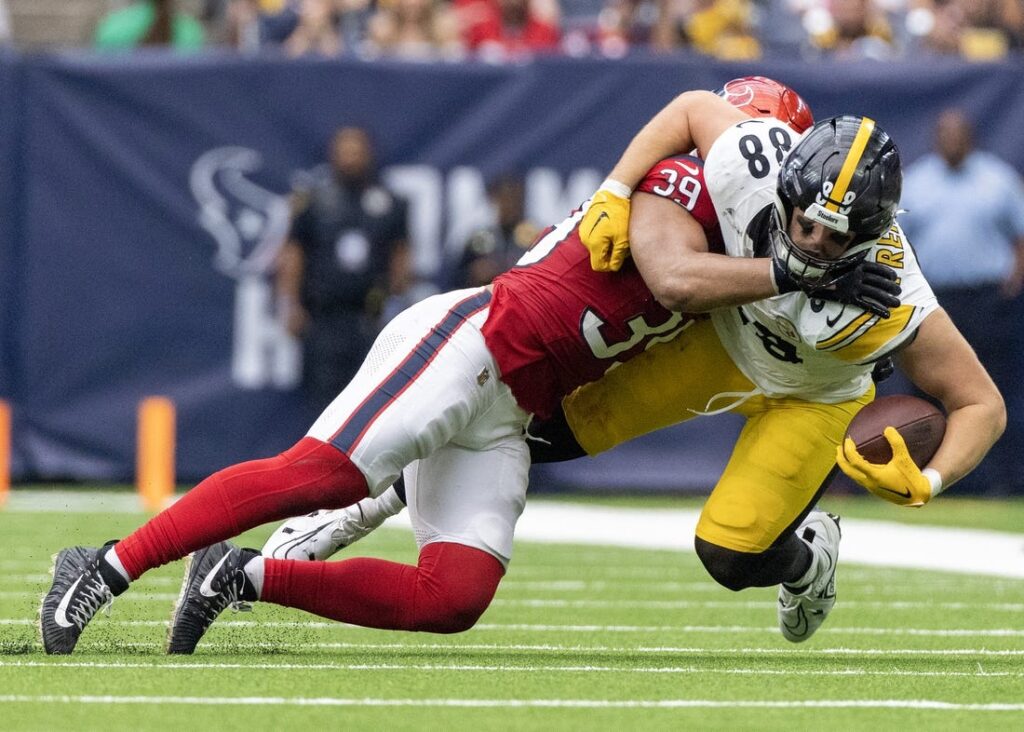 Pittsburgh Steelers tight end Pat Freiermuth (88) catches a ten