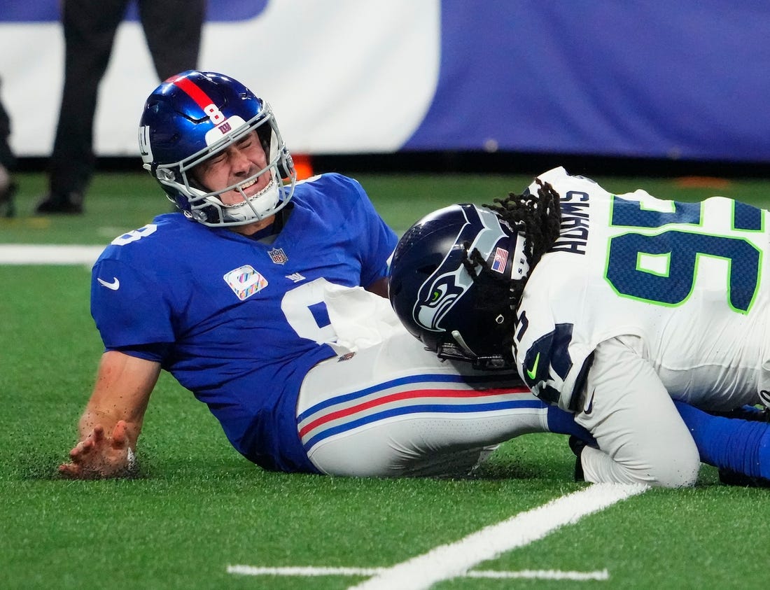 Seahawks QB Geno Smith returned to Monday night's win over Giants after  knee injury