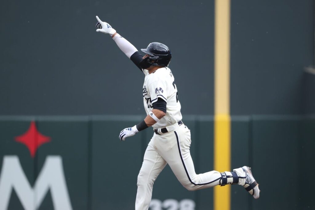 J.D. Martinez goes deep twice as Dodgers top Tigers