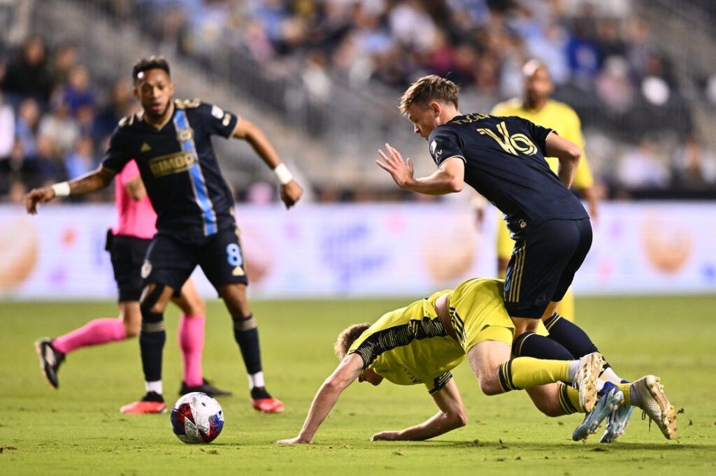 FC Juarez battle back to get late tie with 10 players against Cruz