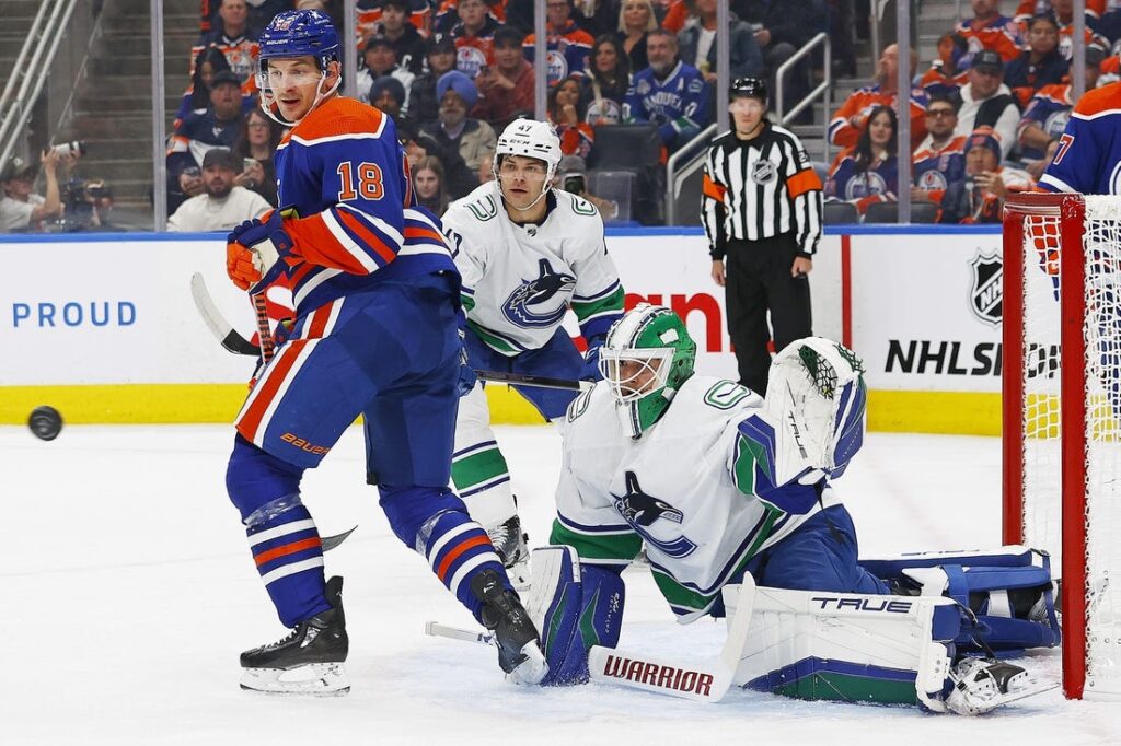 Oilers go for 3rd straight win against Chicago