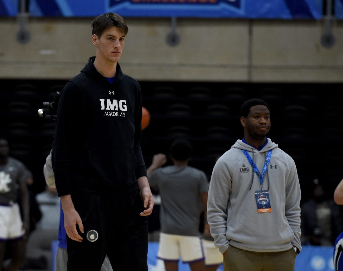 7foot6 Canadian Olivier Rioux commits to Florida Field Level Media
