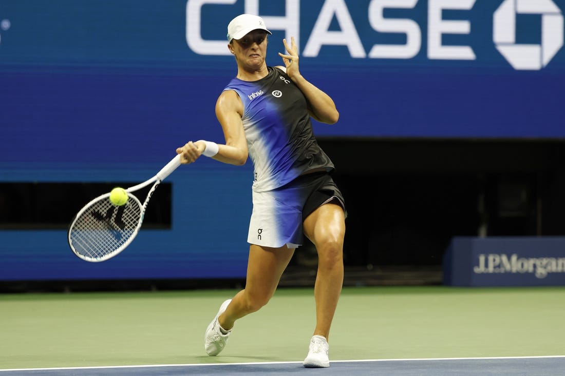 WTA Finals: Swiatek improves to 2-0 in round-robin play