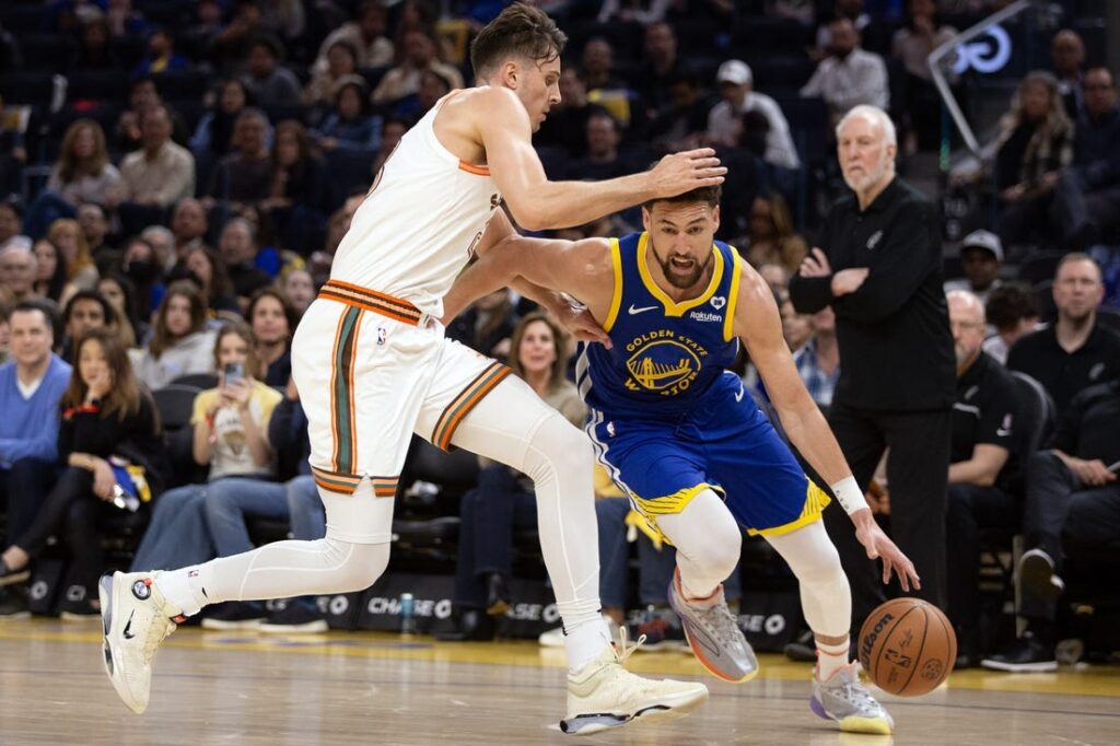 Stephen Curry scores 31 in return as Warriors top Lakers