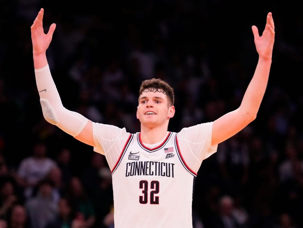 huskies connecticut celebrate