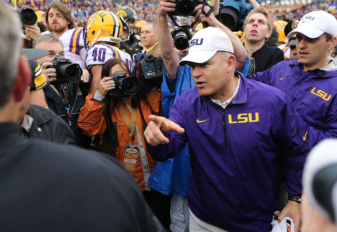 Les Miles sues LSU for vacating wins, costing him HOF - Field Level ...