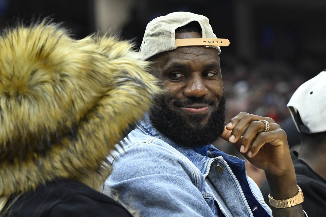 Reports Lakers prep pitch, 3year max deal for LeBron James Field