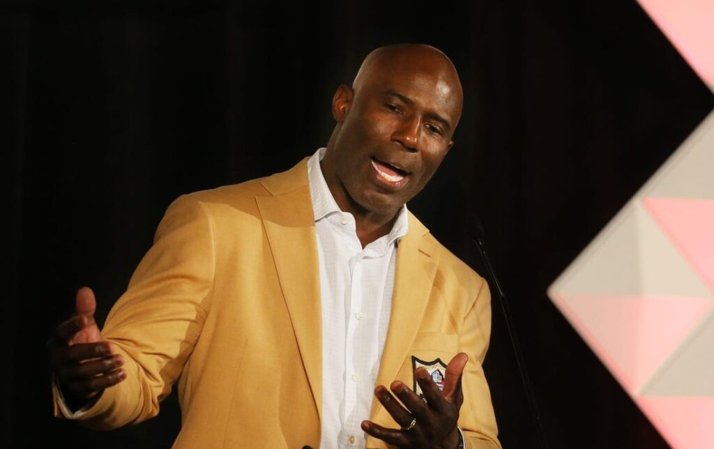 United Airlines apologizes for treatment of Terrell Davis Field Level