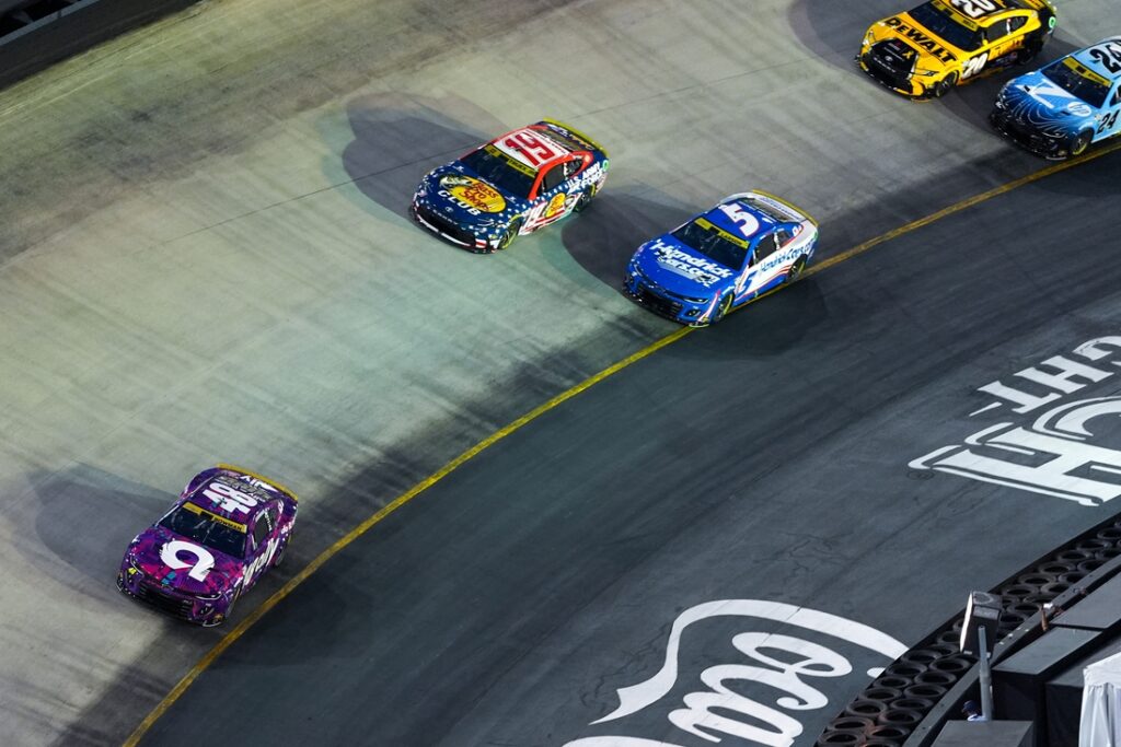 Kyle Larson dominates, wins Bristol Night Race as Round of 12 lineup is