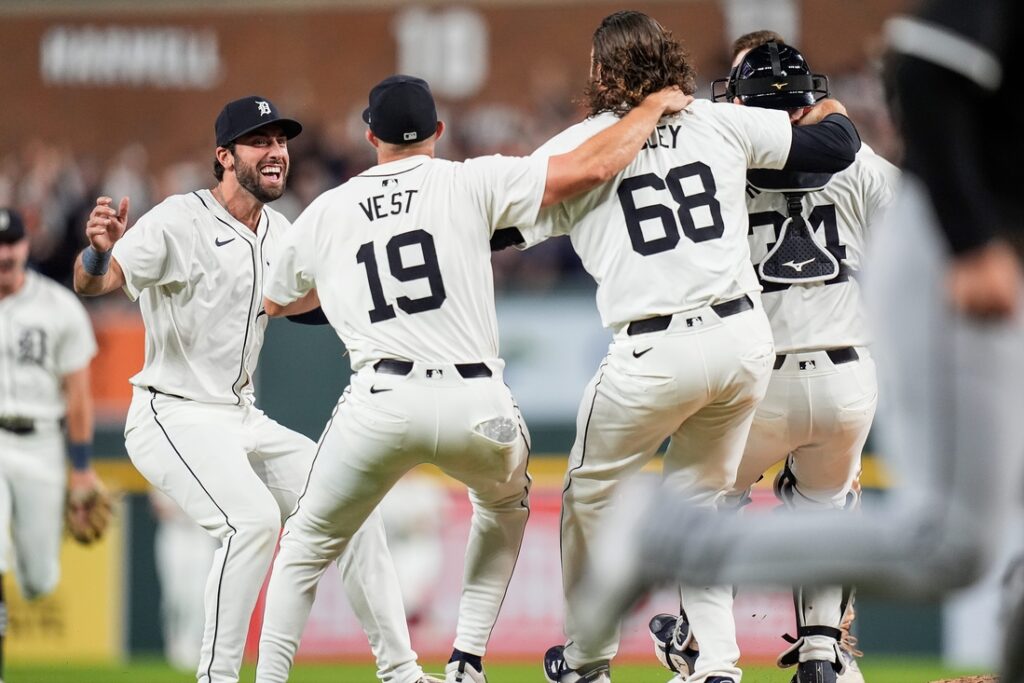 MLB roundup Tigers clinch wild card, White Sox set loss record Field