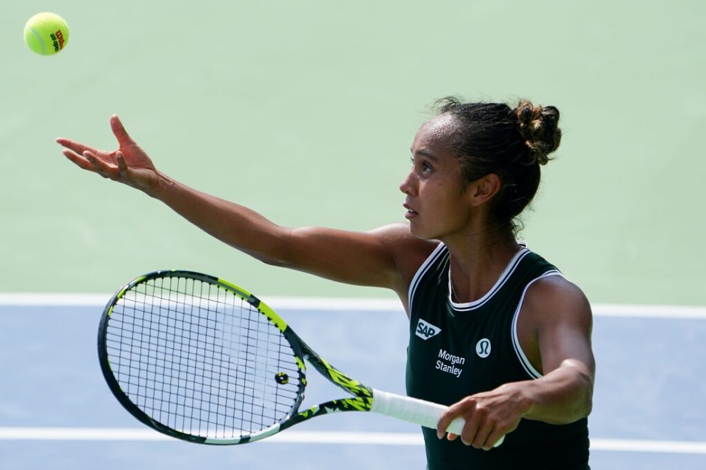 leylah fernandez serves